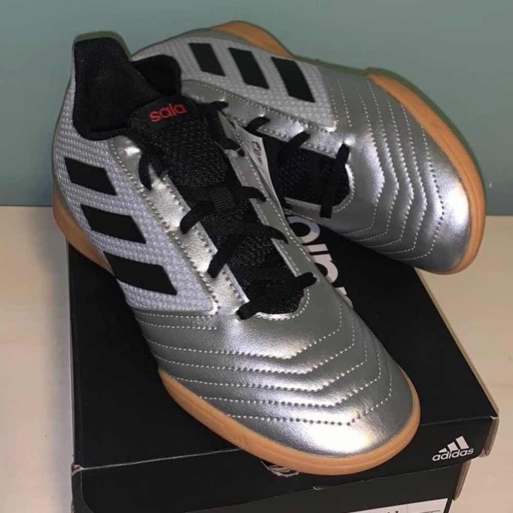 Adidas indoor soccer shoes Mens / Boys